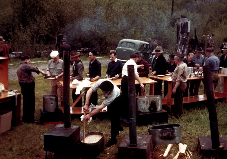 267 Mt Hood National Forest, showers, tables, stoves SOS 5-1942