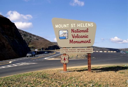 Gifford Pinchot National Forest, Mt St Helens NVM, Monument sign Coldwater Ridge VC.jpg