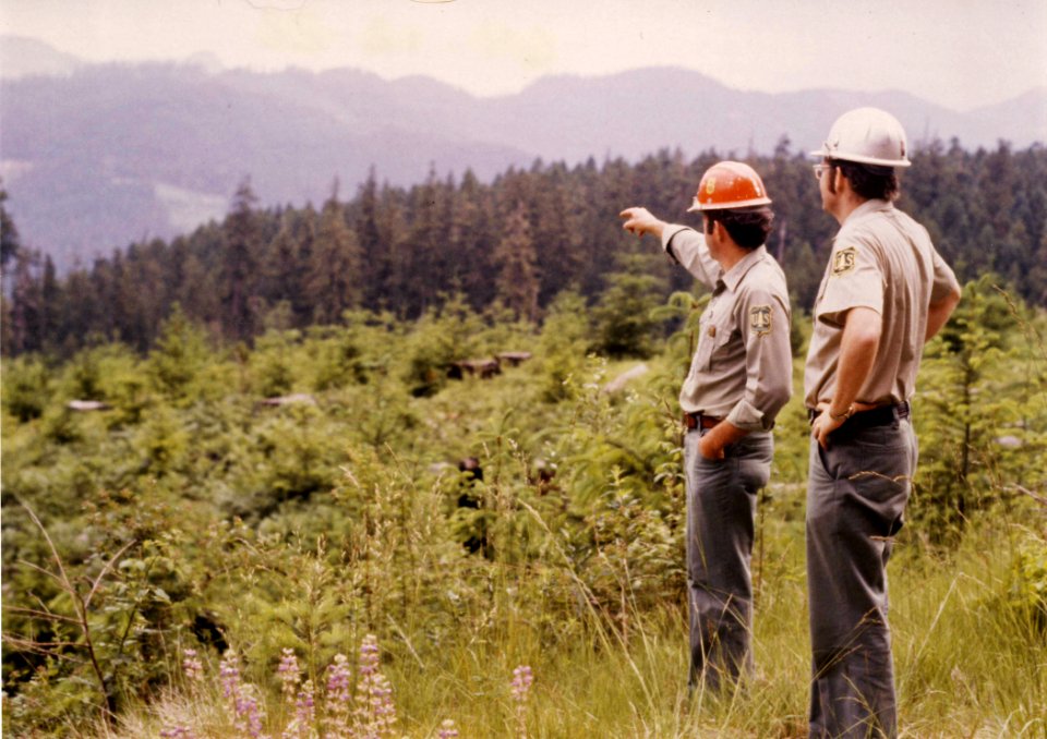 R-6 64-12-22 Ranger Tom Thompson & PIO Jerry Mason, Willamette NF, OR 1982