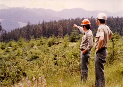 R-6 64-12-22 Ranger Tom Thompson & PIO Jerry Mason, Willamette NF, OR 1982