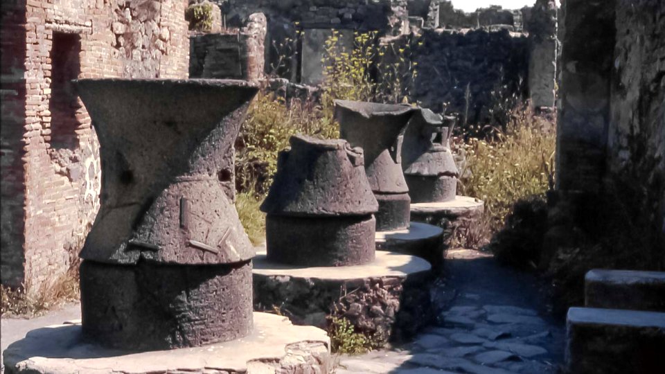 Pompei. Les meules antiques.
