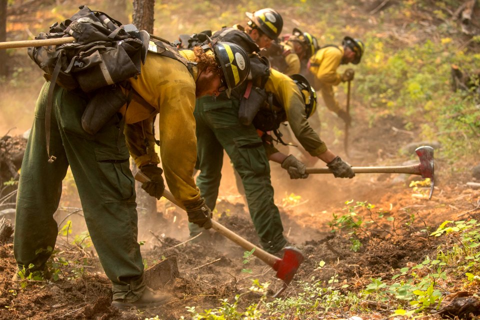 firefighters digging line 20180821-FS-Okanogan-KG-0263