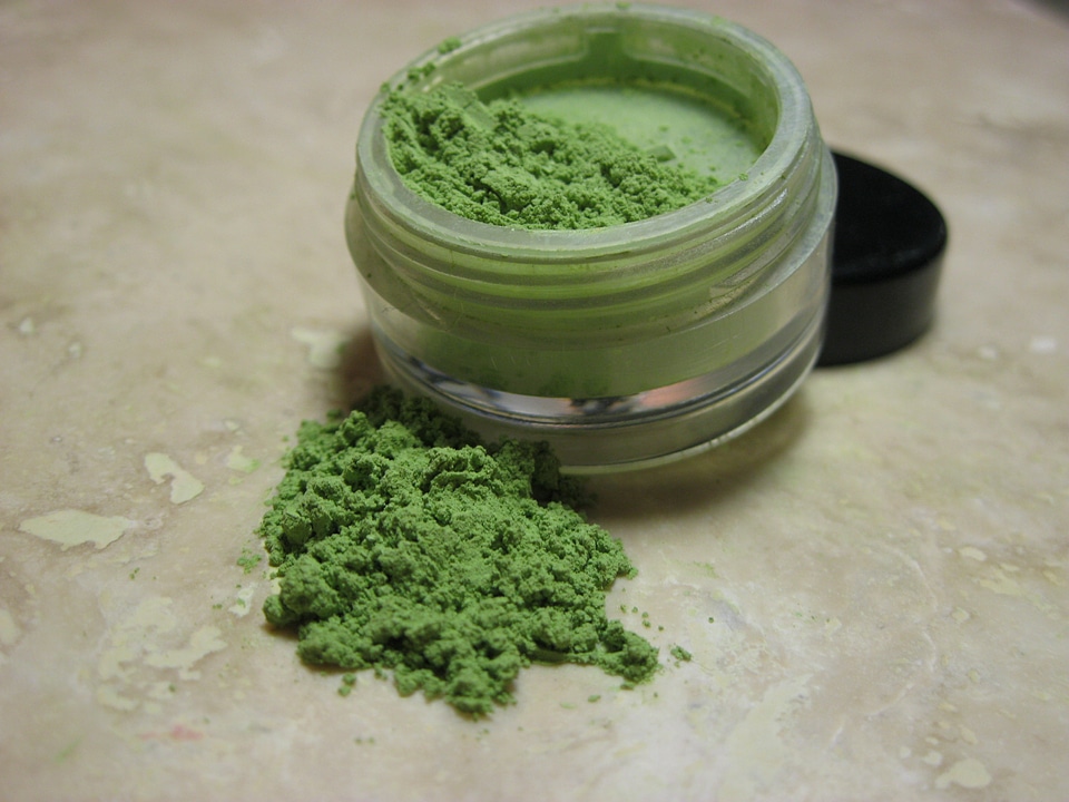 Color make-up green