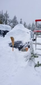 ChelanRidgeHawkWatchSnowEvent-DiggingOutVehicles(3) ChelanRD-OkaWenNFbyJanet MillardUSFS 2019-09-29