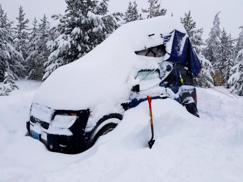 ChelanRidgeHawkWatchSnowEvent-DiggingOutVehicles(2) ChelanRD-OkaWenNFbyJanet MillardUSFS 2019-09-29