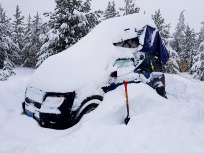 ChelanRidgeHawkWatchSnowEvent-DiggingOutVehicles(2) ChelanRD-OkaWenNFbyJanet MillardUSFS 2019-09-29