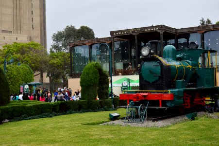 Centro Cultural Augusto Leguía y muestra de un tren
