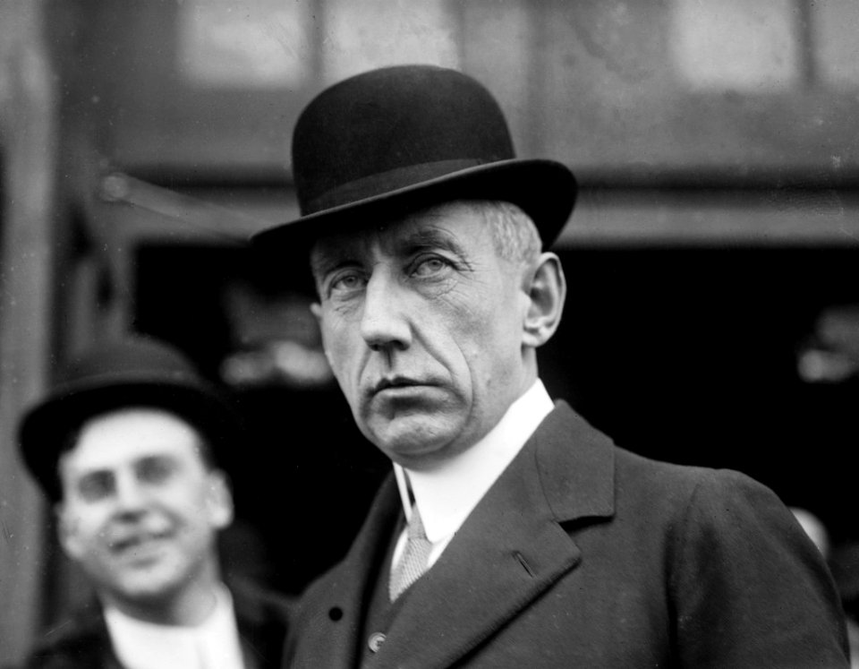18.Explorador norueguês Roald Amundsen foi o primeiro ser humano a atingir o Pólo Sul.  Ele deixou um explorador Robert Falcon Scott Inglês atrás e chegou ao continente 14 de dezembro de 1911 e plantou a bandeira de sua nação.