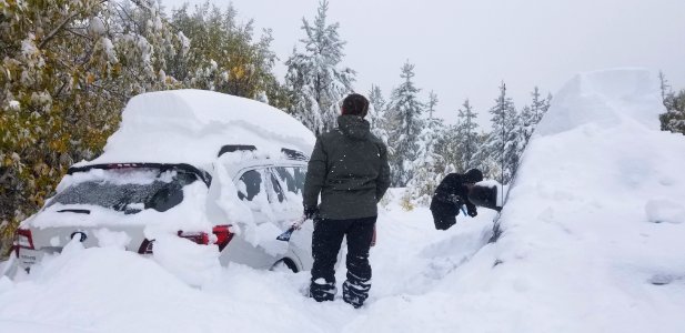 ChelanRidgeHawkWatchSnowEvent-DiggingOutVehicles(4) ChelanRD-OkaWenNFbyJanet MillardUSFS 2019-09-29