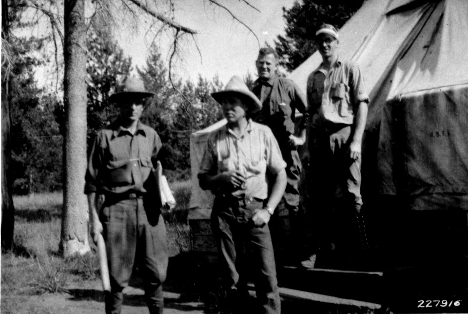 227916 Diamond Lake Crew, OR c1930