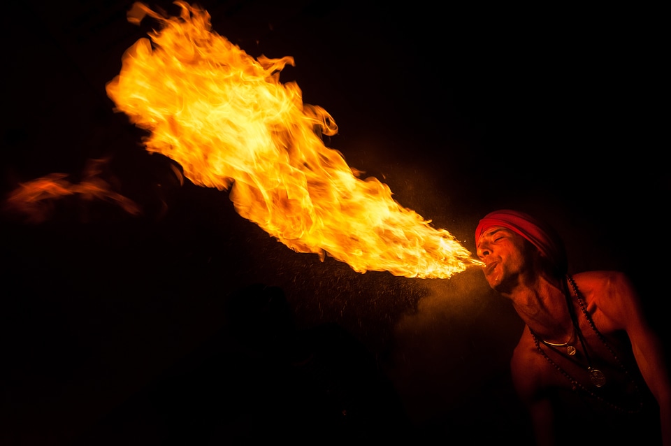 Artist juggler fire
