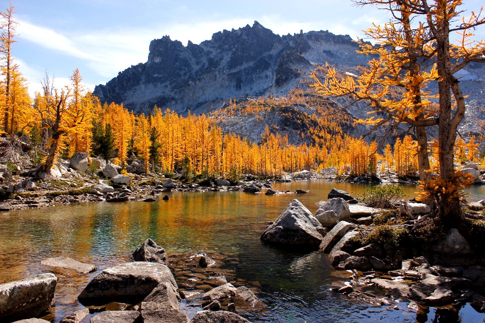 Leprechaun Lake in autumn, Alpine Lakes Wilderness on the Okanogan-Wenatchee National Forest