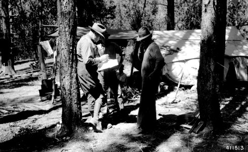 411513 Supervisor Harpham Discusses Allotment, Umpqua NF, OR 1941 photo