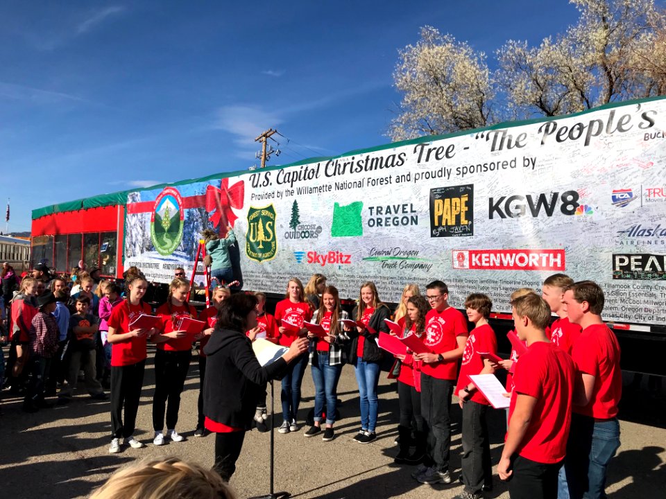 High school choir preformed in Soda Sorings