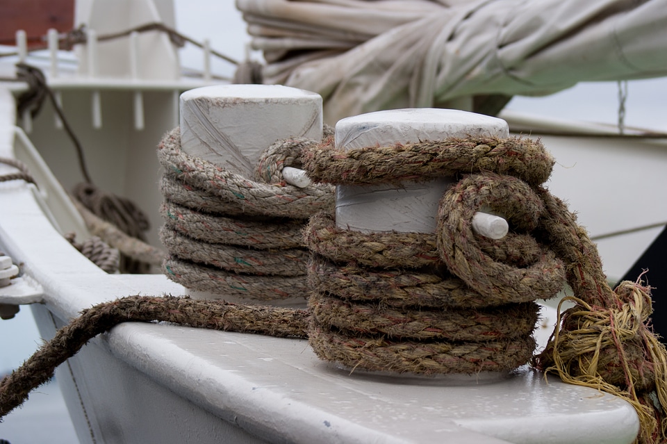 Rigging bollard port