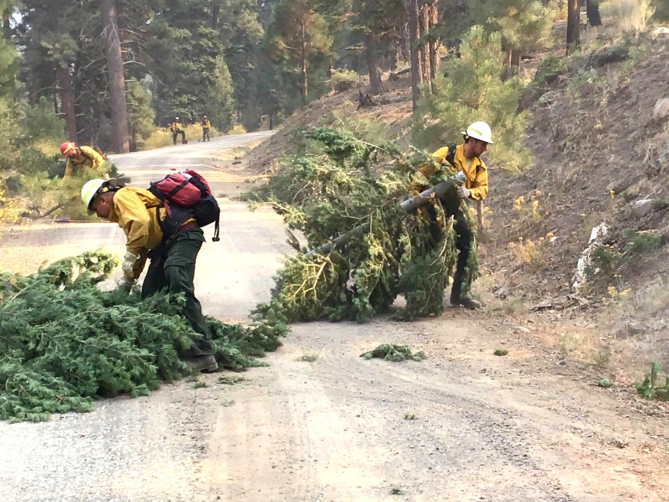 Brattain Fire, Firefighters prepping line