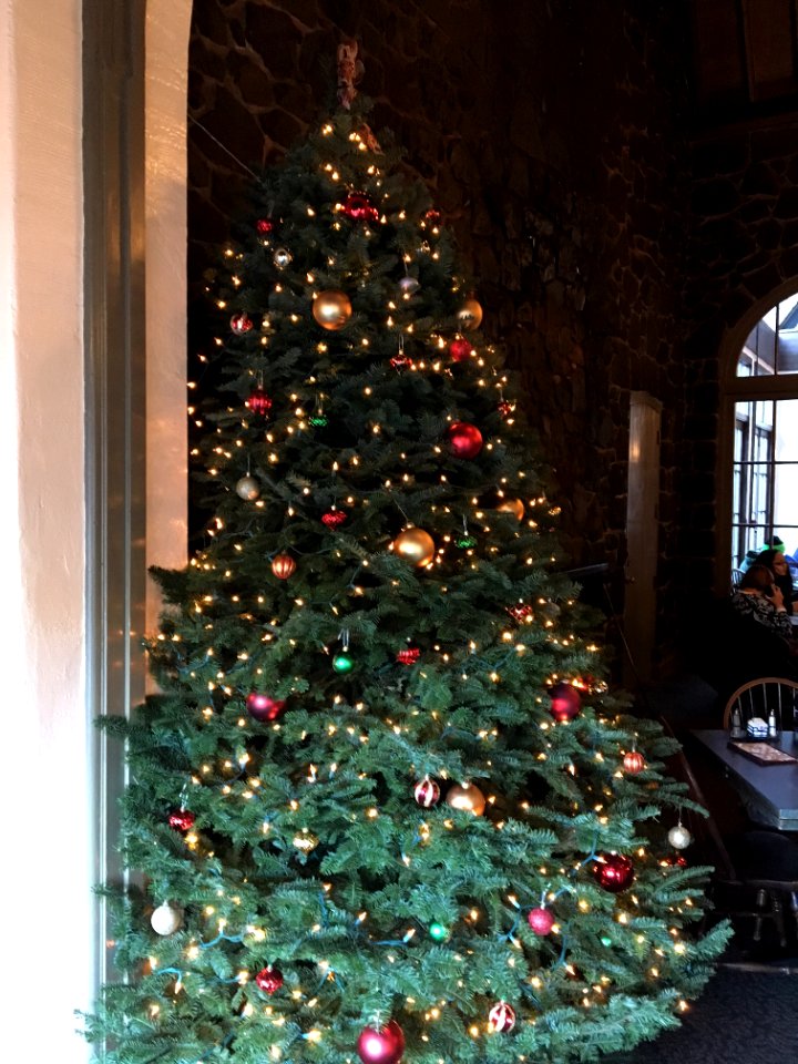 Multnomah Lodge decorated for the holidays