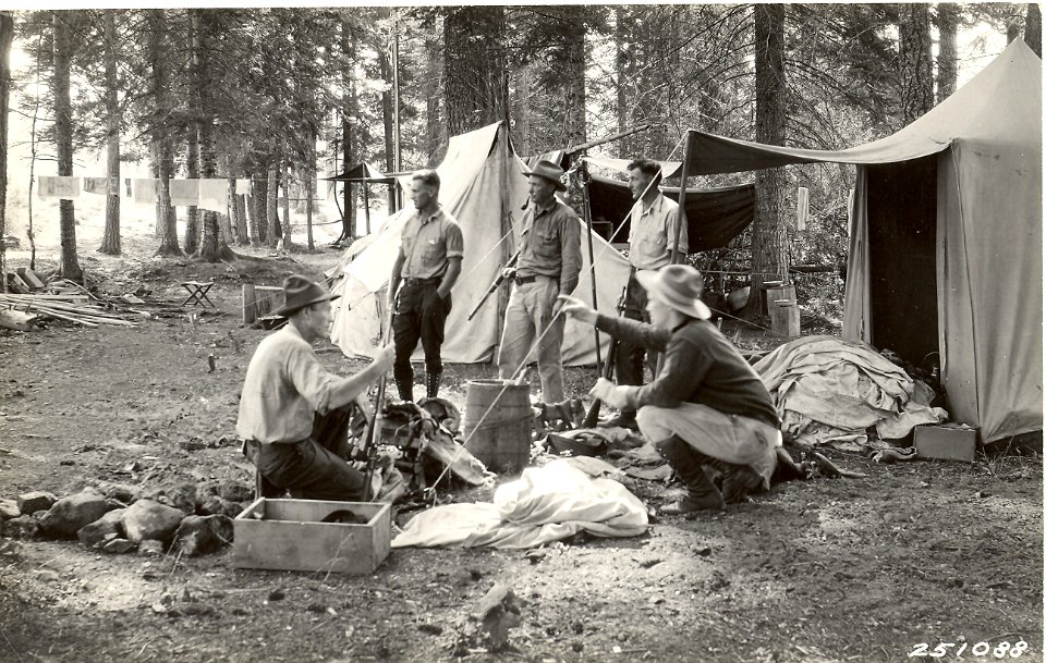 16100-10 Unidentified forsters in camp c1930