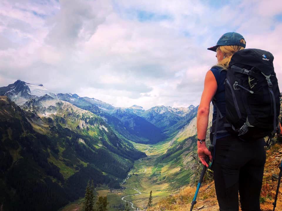 Hiker-KatyBinderCloseUpBackView WithValleyViewLittleGiantPassWRRD-OkaWenNFbyMasonSchuur 2019-09-14