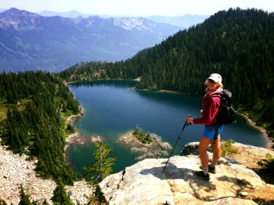 Hiker-KatyBinderAboveHighMtnLake-OkaWenNFbyMasonSchuurUSFS-July31-2018