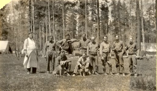 16100-4 Unidentified crew in camp c1930