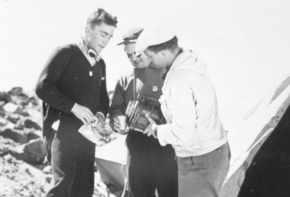 285 Rangers gets a cup of coffee from skiers, Mt Hood Nat'l Forest
