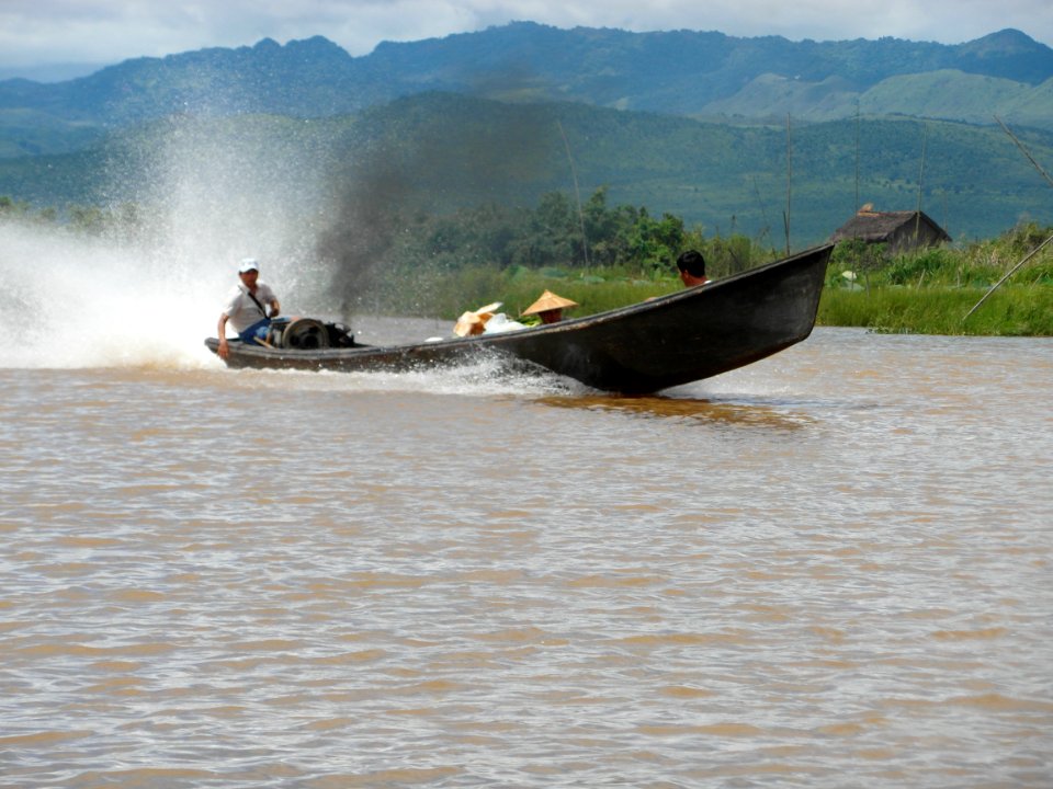 Long tail boat at the Inle Lake