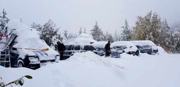 ChelanRidgeHawkWatchSnowEvent-DiggingOutVehicles(1) ChelanRD-OkaWenNFbyJanet MillardUSFS 2019-09-29