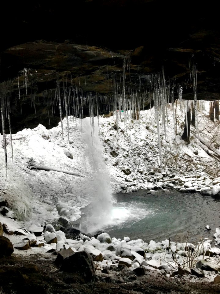 201902 FS CRGNSA Winter conditions at Horsetail Falls AlyssaThornburg (3)