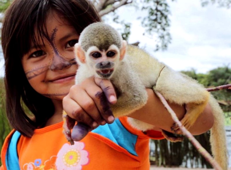 Niña nativa en la ribera del Río Corrientes, Loreto, Perú