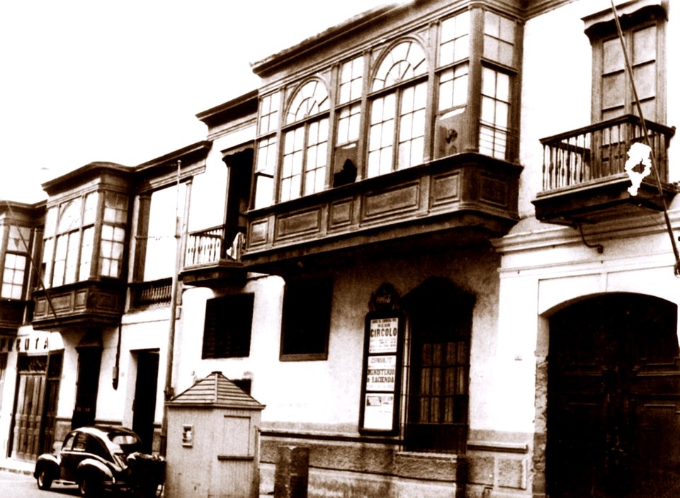 Balcones y portales antiguos, Calle Cueva, Lima, Perú