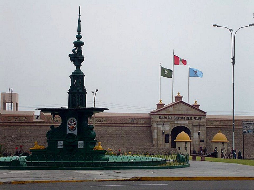 Callao - Pila de la Plaza Independencia y el fuerte que tuvo el mismo nombre