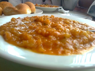 Carapulcra plato peruano hecho con papas secas