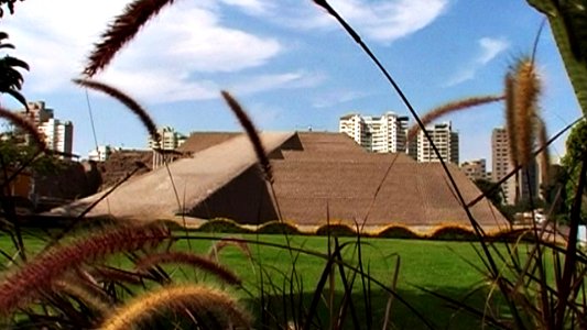 Huaca en Miraflores, Lima, Perú photo