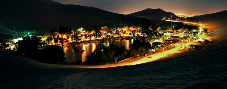 Visión nocturna del Oasis de Huacachina