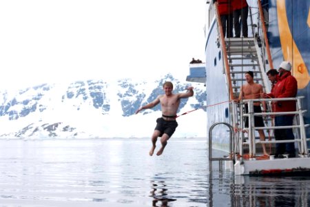 9.Antarctica (tecnicamente) contém cada fuso horário no planeta.  Todas as linhas de longitude que usamos para definir os fusos horários atender aos dois pólos.