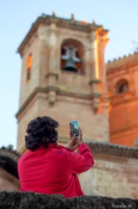 Jacinta, su móvil y yo; Mirando al cielo