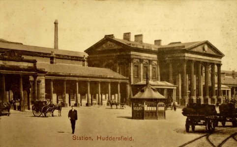 Undated photo postcard of Huddersfield Railway Station (001)