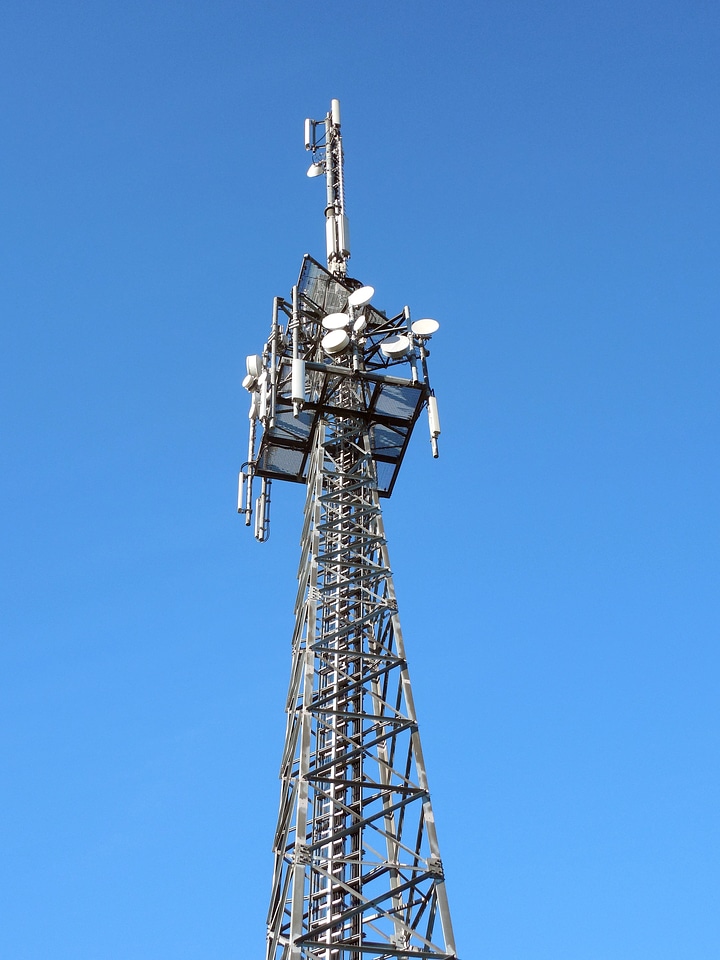 Reception antenna telecommunications masts