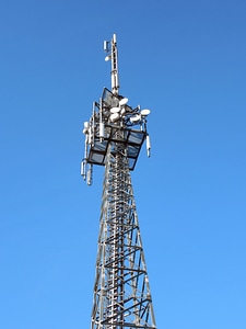Reception antenna telecommunications masts