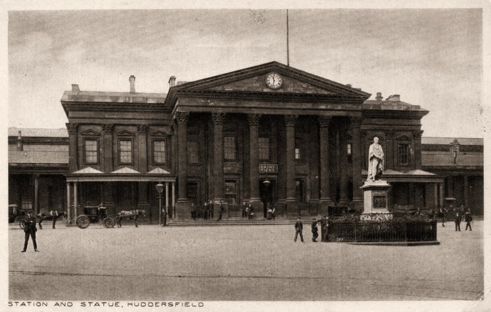 1910s posctard of Huddersfield Railway Station (001)