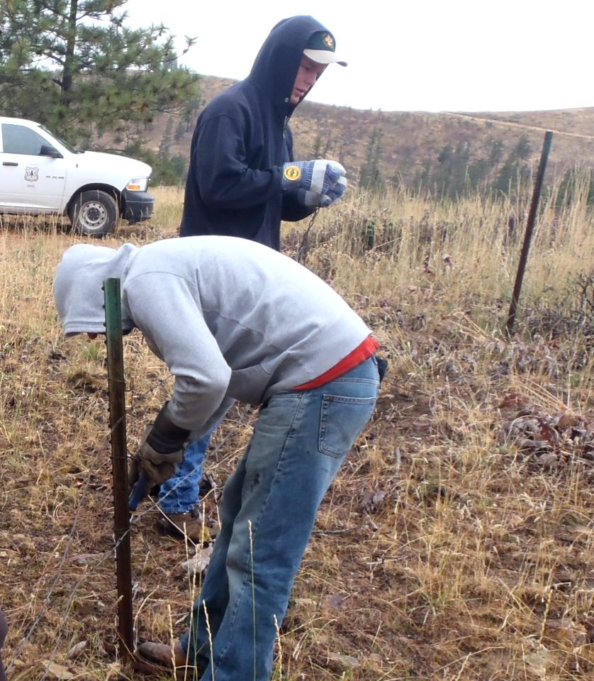 NationalPublicLandsDay AJHaynesBoyScoutTroop16&NateMcPherronWorkingOnFence 2013-09-28 byJesseMcCarty