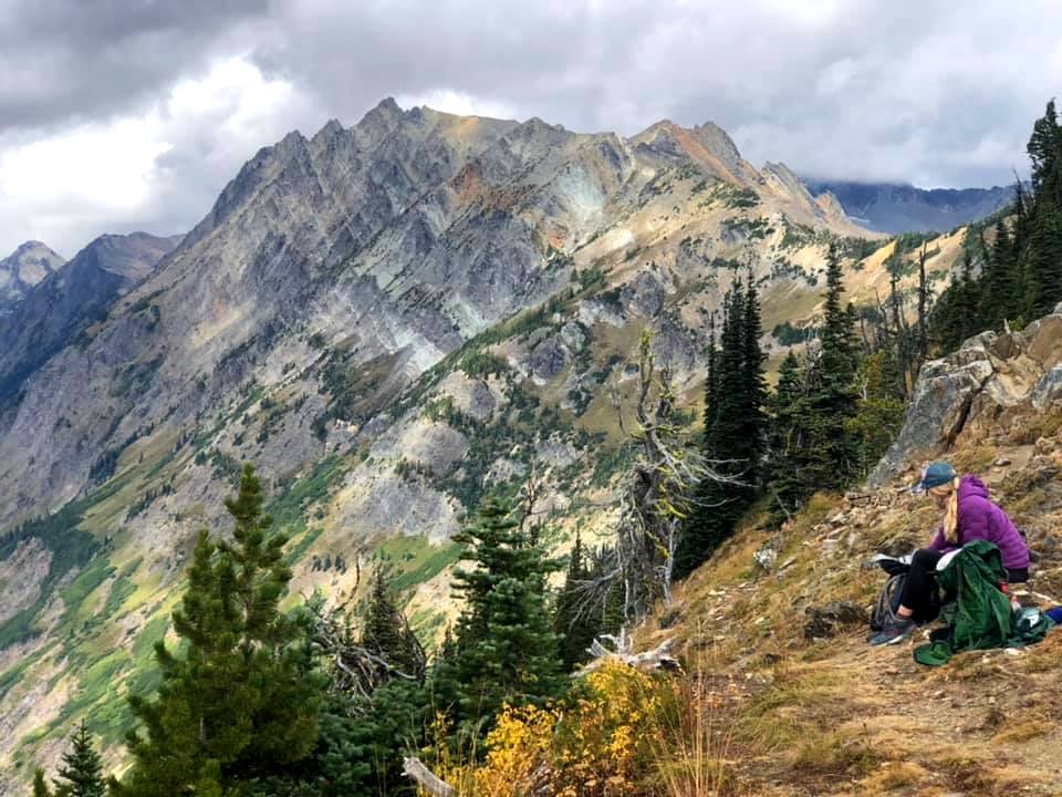 Hiker-TakingABreak-LittleGiantPassWRRD-OkaWenNFbyMasonSchuur 2019-09-14