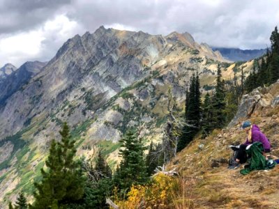 Hiker-TakingABreak-LittleGiantPassWRRD-OkaWenNFbyMasonSchuur 2019-09-14