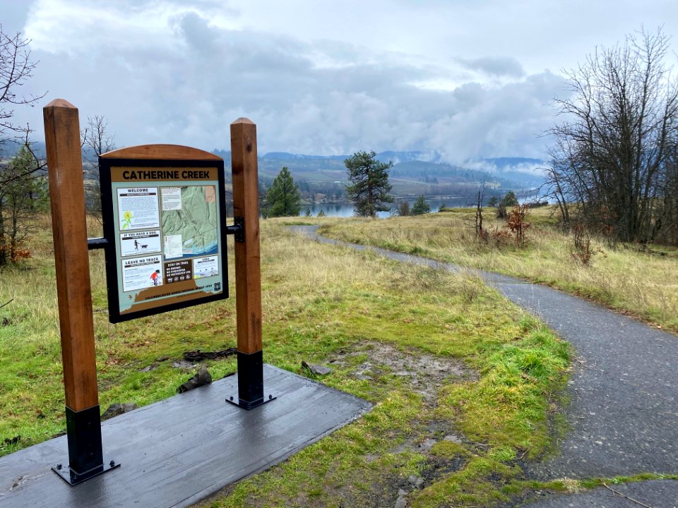 2021-CRGNSA-Catherine Creek trail sign.