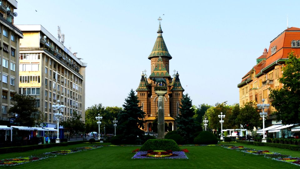 Timisoara: Piata Victoriei, Catedrala Mitropolitana si Lupoaica cu puii