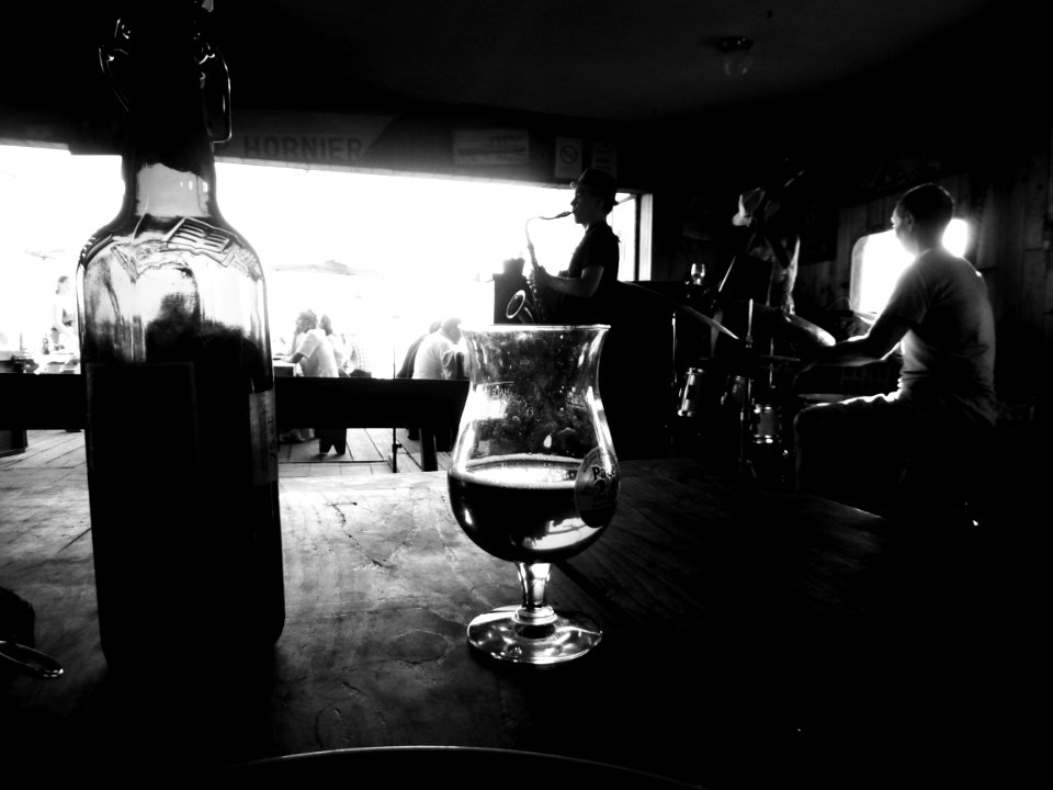 Sax ténor sortant d'un verre de bière