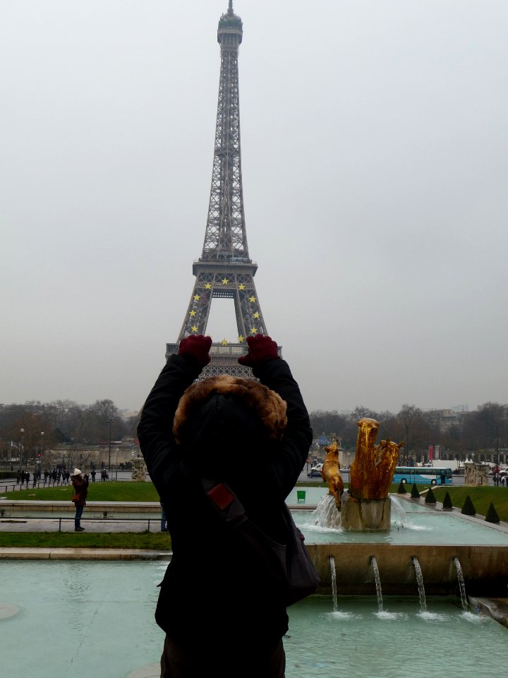 ACCROCHE' A LA TOUR EIFFEL - PARIS - FRANCE