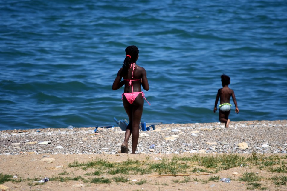 Al mare, nero e blu