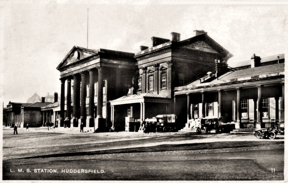 1930s photo postcard of Huddersfield Railway Station